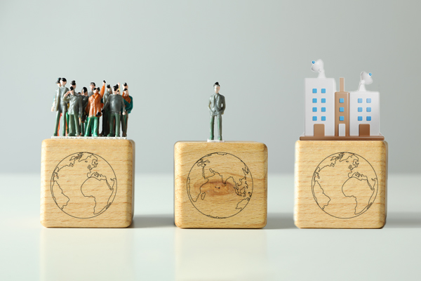 What Is the Difference Between Outsourcing and Offshoring